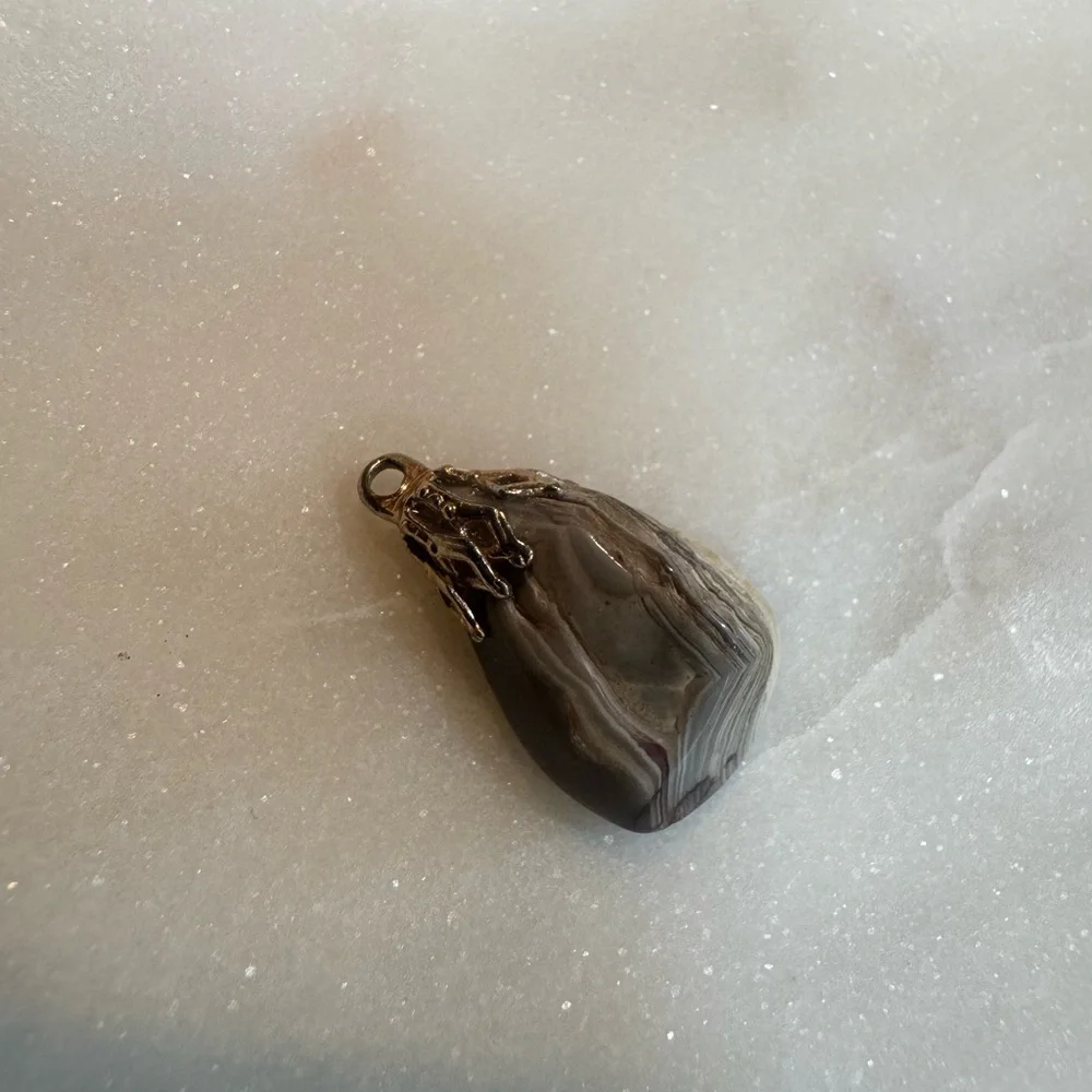 New Old Stock Gray Stone Pendant with Gold Accent - Picture 2 of 8